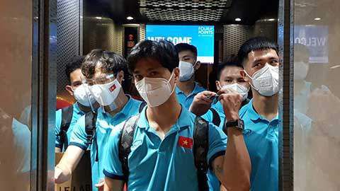 　　　　异形生物有三种，异形A是杀死地质学家的那种鳗鱼一样的长条状生物体，异形B则是受传染的生物学家和女主角做爱发生的胚胎（或仅仅是借用腹部寄生？）长成的，更年夜、有更多分叉和更加暴烈的绞杀力；最后异形B和超人B一番奋斗今后，钻进超人B的腹部并从中融会出一个新的异形C这就和斯科特之前的异形片子毗连在一路的尖头异形怪物。